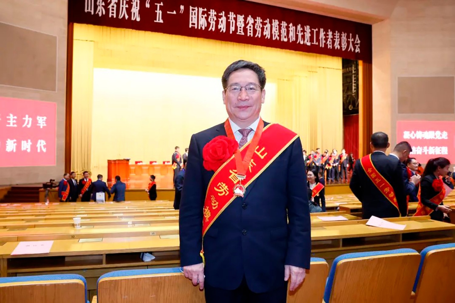 喜報!李永勝董事長被授予“山東省勞動模范”稱號 受省委、省政府表彰 (5)